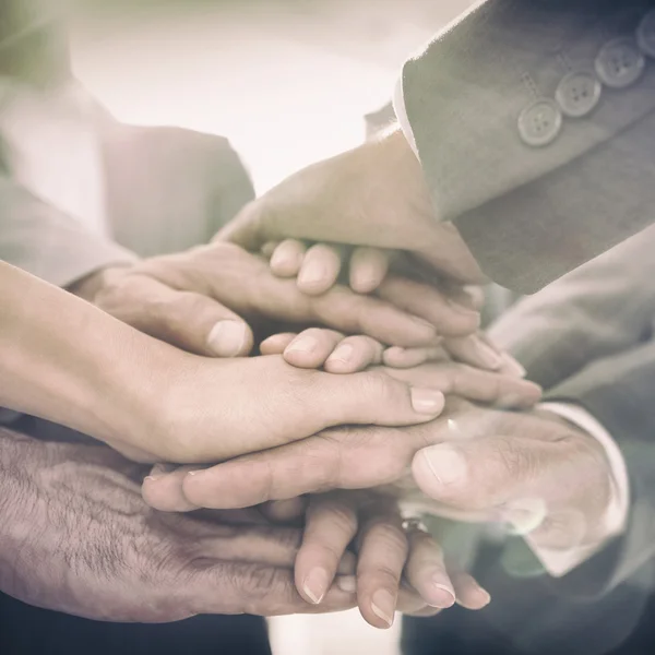 Equipo empresarial tomados de la mano — Foto de Stock