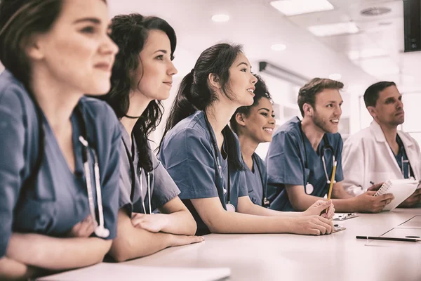 Orvostanhallgatók ülő-on iskolapad-Egyetemen — Stock Fotó