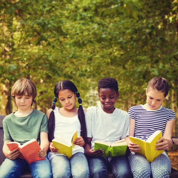 Crianças lendo livros no parque — Fotografia de Stock