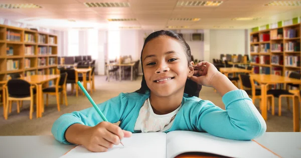 Bonito menina escrevendo no livro — Fotografia de Stock