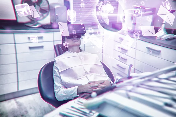 Pacjenta za pomocą zestaw wirtualnej rzeczywistości — Zdjęcie stockowe