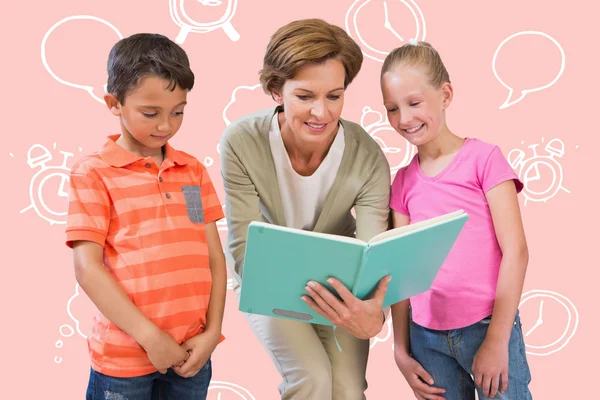 Leraar leesboek met leerlingen — Stockfoto