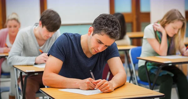 Studenti sedí v zkouška — Stock fotografie