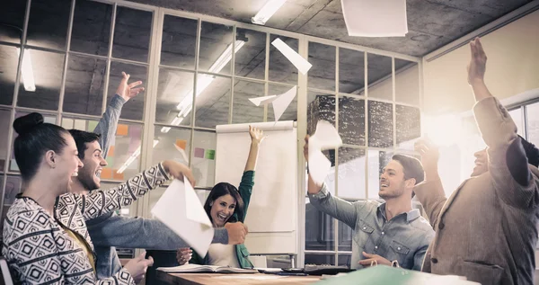 Mensen uit het bedrijfsleven gooien papieren vieren — Stockfoto