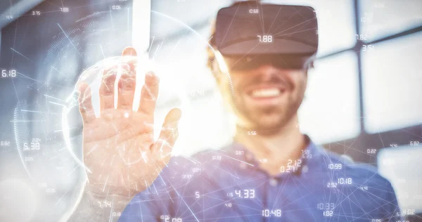 Business executive using virtual reality — Stock Photo, Image