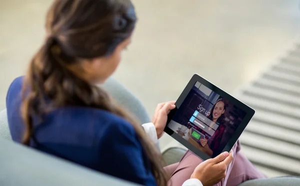 Mulher usando tablet digital — Fotografia de Stock