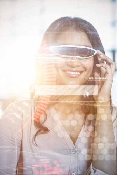 Zakenvrouw met behulp van virtuele 3D-bril — Stockfoto