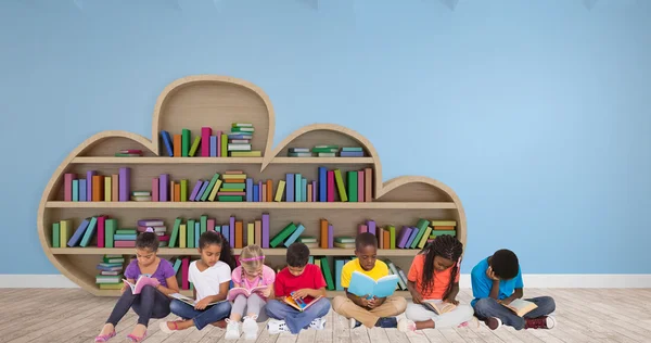 Alumnos de primaria leyendo libros — Foto de Stock