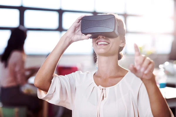 Designer usando headset realidade virtual — Fotografia de Stock