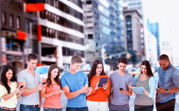 Vrienden permanent en het gebruik van mobiele apparaten — Stockfoto