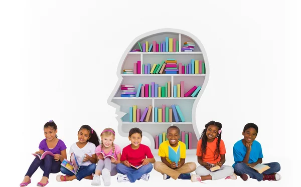 Alumnos de primaria leyendo libros — Foto de Stock