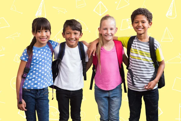 Felices amigos sonriendo a la cámara — Foto de Stock