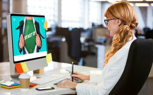 Empresária usando gráficos tablet na mesa — Fotografia de Stock