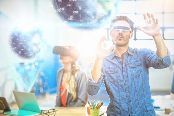 Man using virtual reality glass — Stock Photo, Image