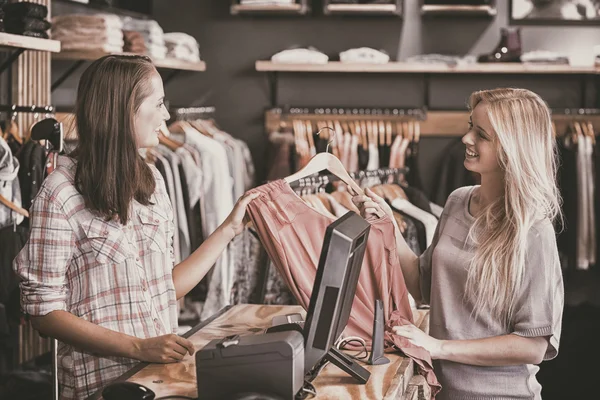 Mulheres fazendo compras na loja de roupas — Fotografia de Stock