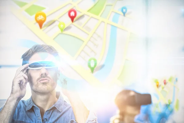 Man met behulp van virtuele realiteit glas — Stockfoto