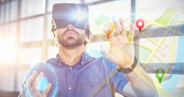Zakenman met behulp van virtuele realiteit — Stockfoto