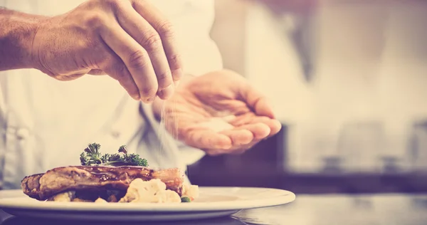 Chef-kok zetten zout — Stockfoto