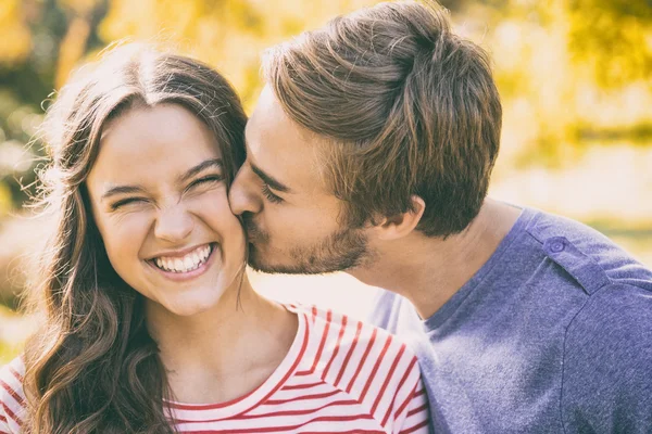 Söt par kyssar i parken — Stockfoto