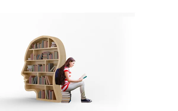 Schüler lesen Buch in Bibliothek — Stockfoto