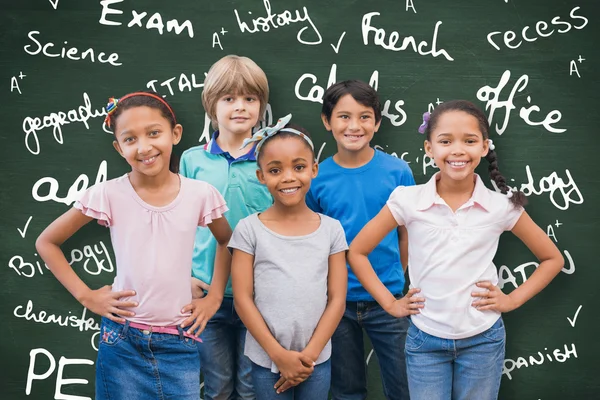 Schattig leerlingen glimlachen op camera — Stockfoto