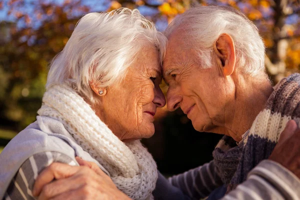 Seniorenpaar umarmt — Stockfoto