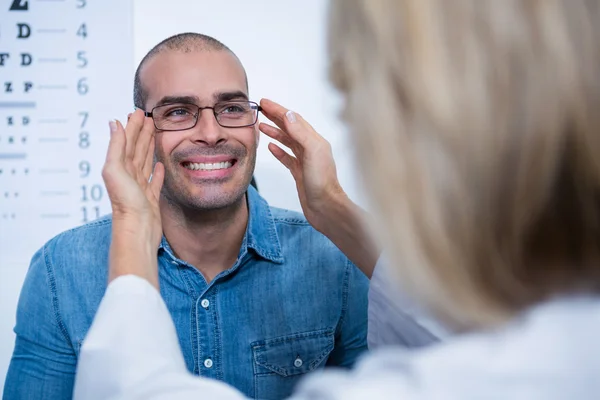 Female optometrist prescribing spectacles to patient — Stock Photo, Image