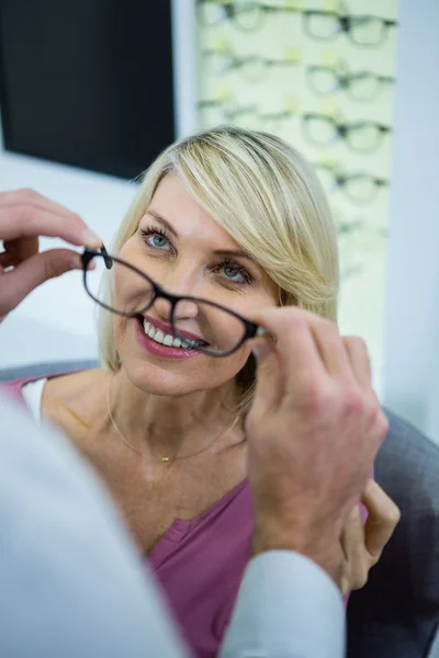Ottico che consulta un cliente sugli occhiali — Foto Stock