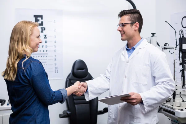 検眼医の女性患者と握手 — ストック写真