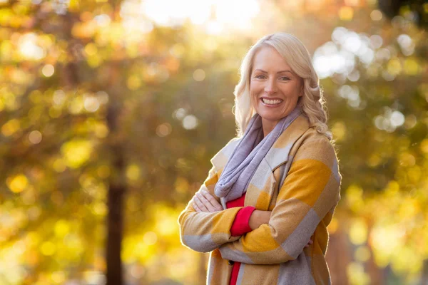 Junge Frau steht im Park — Stockfoto