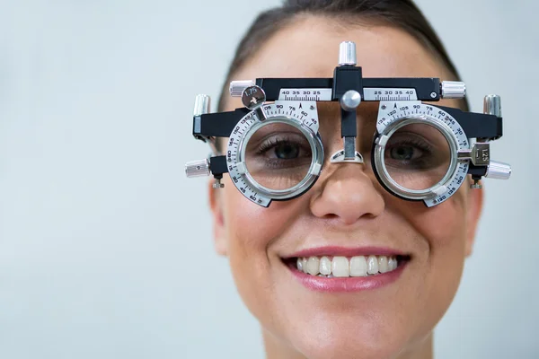Paciente do sexo feminino exame ocular — Fotografia de Stock