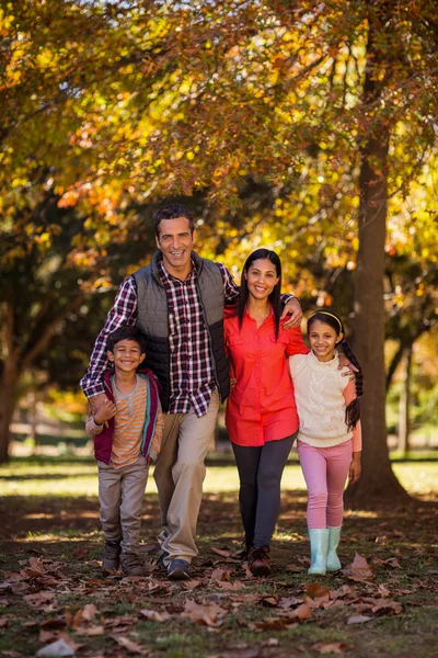 Leende familjen promenader på park — Stockfoto