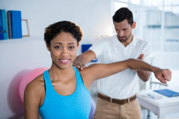 Fisioterapeuta examinando hombro de las mujeres — Foto de Stock