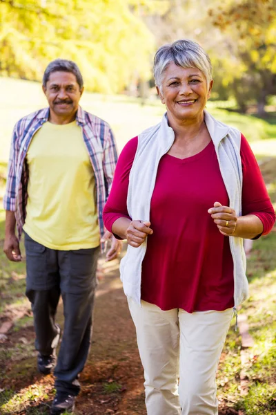 Pareja madura en el parque — Foto de Stock