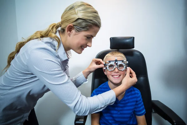 Optometrista femminile visita giovane paziente — Foto Stock