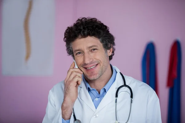 Портрет физиотерапевта, разговаривающего по мобильному телефону — стоковое фото