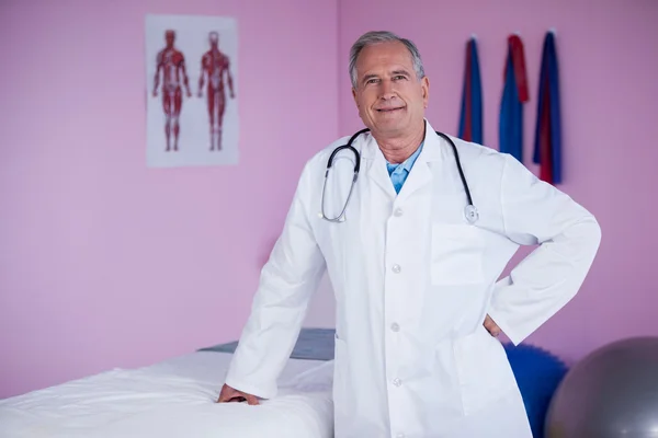 Retrato del fisioterapeuta de pie con las manos en la cadera — Foto de Stock