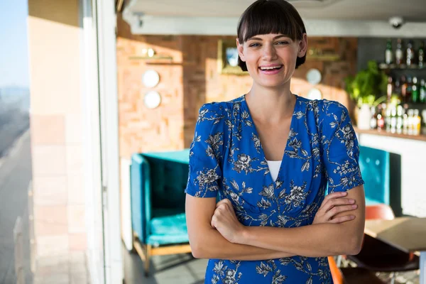 Retrato de una mujer sonriente de pie en la cafetería —  Fotos de Stock