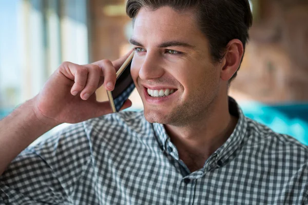 Χαμογελώντας άνθρωπος μιλώντας στο τηλέφωνο — Φωτογραφία Αρχείου