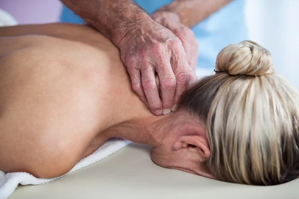 Mujer recibiendo masaje de cuello de fisioterapeuta —  Fotos de Stock