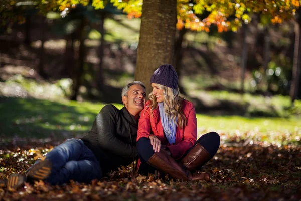 Casal abraçando no parque — Fotografia de Stock