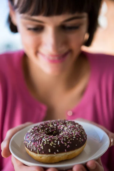 Mulher segurando um prato de donut — Fotografia de Stock