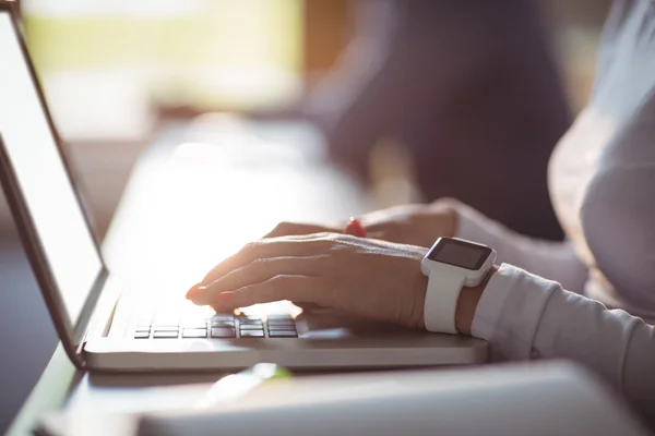 Student met laptop — Stockfoto