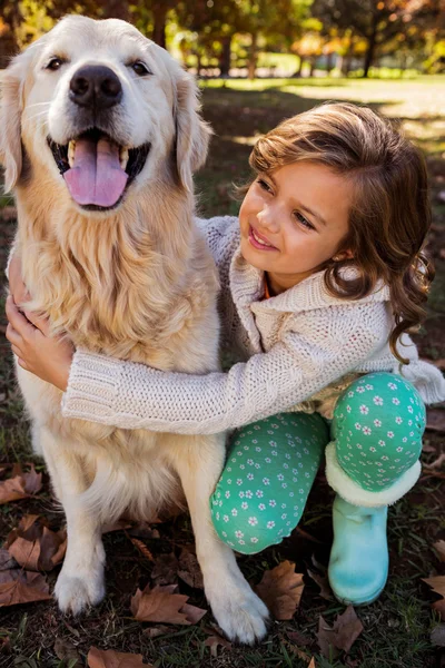 Menina abraçando seu cão — Fotografia de Stock