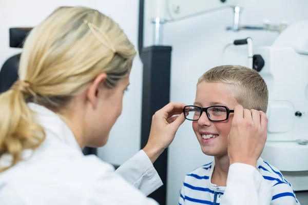 Kvinnliga optiker förskrivning glasögon — Stockfoto