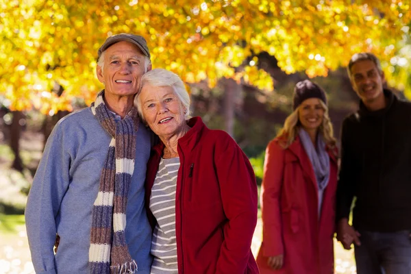 Familie staande in het park — Stockfoto