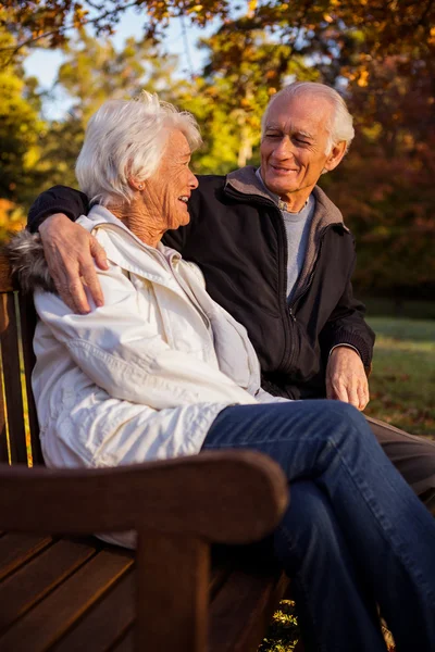 Famiglia che abbraccia nel parco — Foto Stock