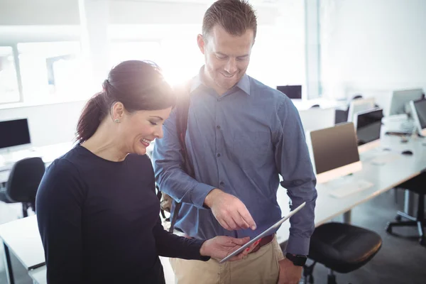 Mogna studenter använda digitala surfplatta — Stockfoto