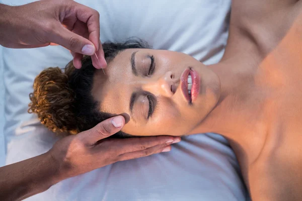 Mulher recebendo massagem na cabeça do fisioterapeuta — Fotografia de Stock