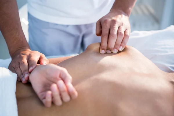 Sjukgymnasten ger hand massage till en kvinna — Stockfoto